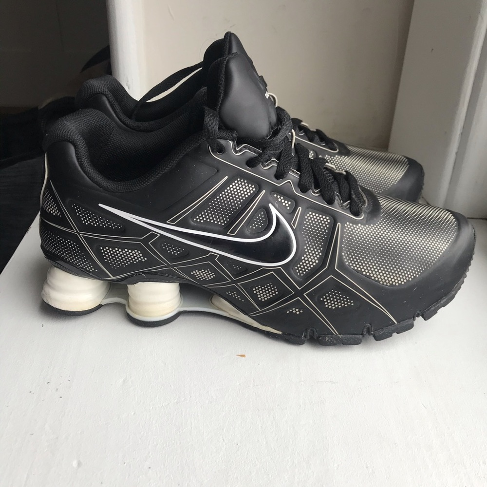 Nike women’s Shox Turbo XII SIZE 8 black white